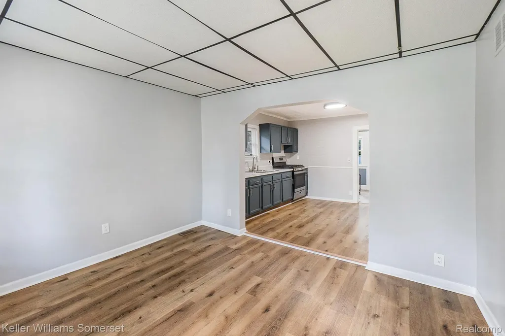 8233 Meadow Avenue Warren City MI 48089