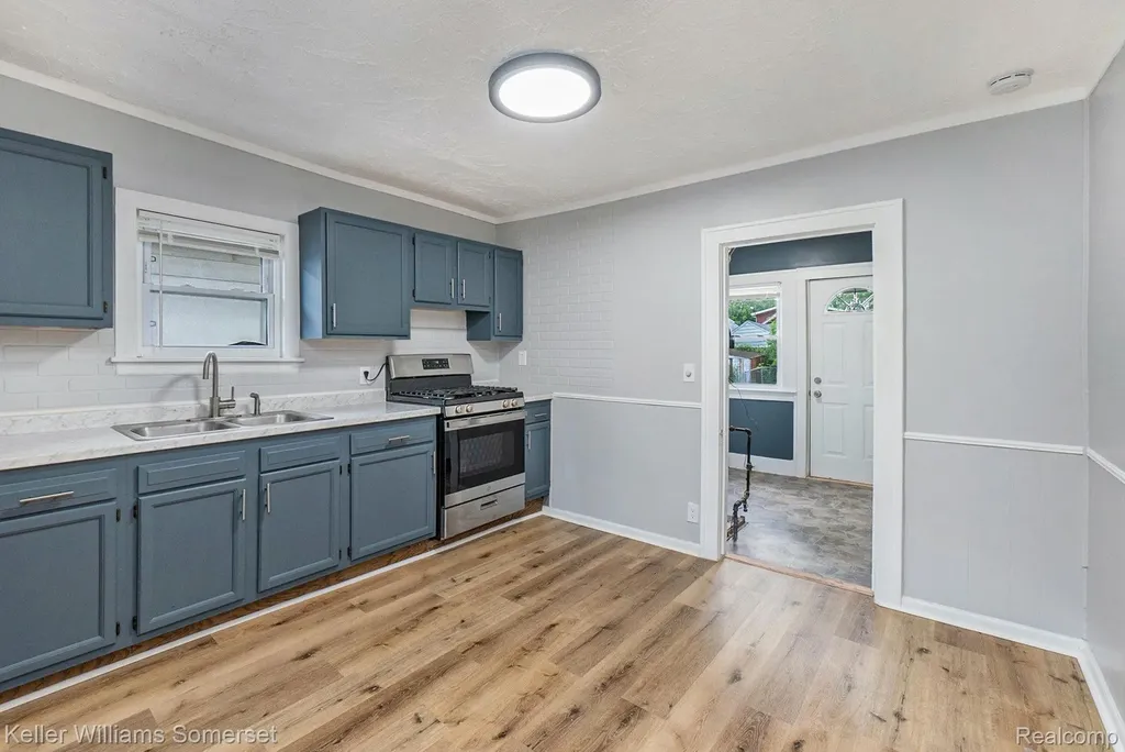 8233 Meadow Avenue Warren City MI 48089