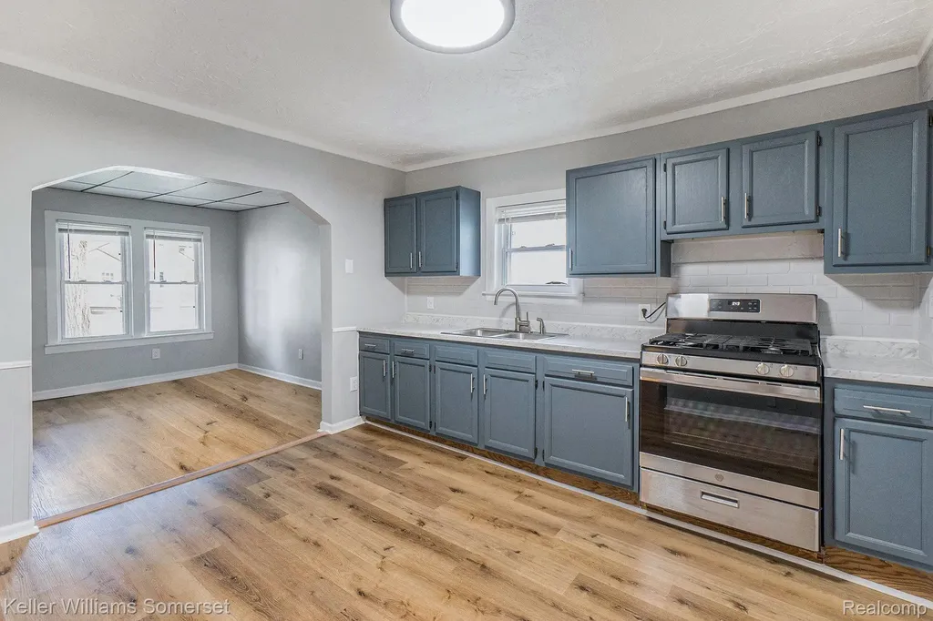8233 Meadow Avenue Warren City MI 48089