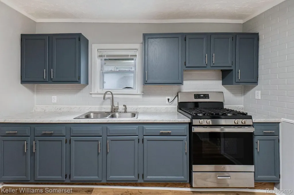 8233 Meadow Avenue Warren City MI 48089