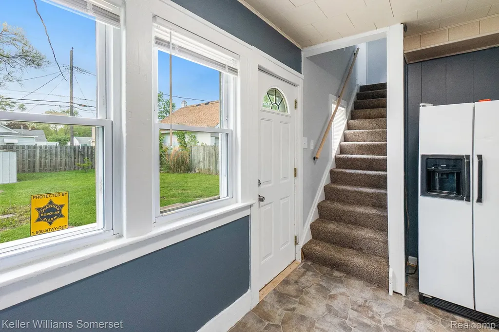 8233 Meadow Avenue Warren City MI 48089