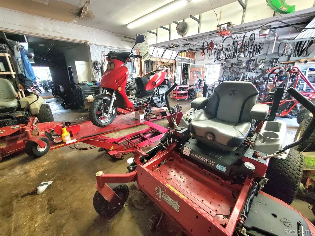 3123 S Wayne Road Wayne City MI 48184