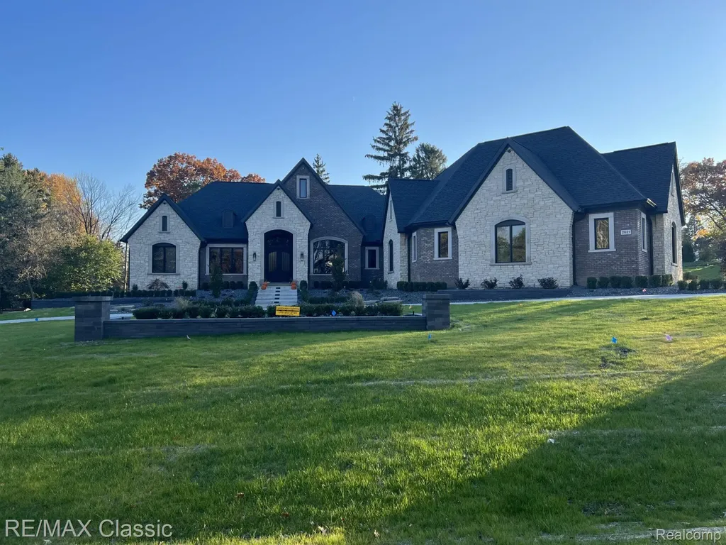 2866 Pine Bluffs Court Highland Charter Township MI 48357