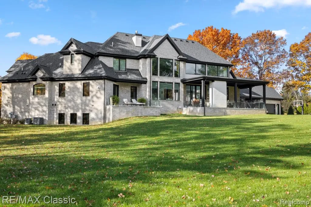 2866 Pine Bluffs Court Highland Charter Township MI 48357