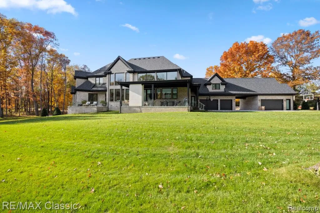 43 Canterwood Highland Charter Township MI 48357