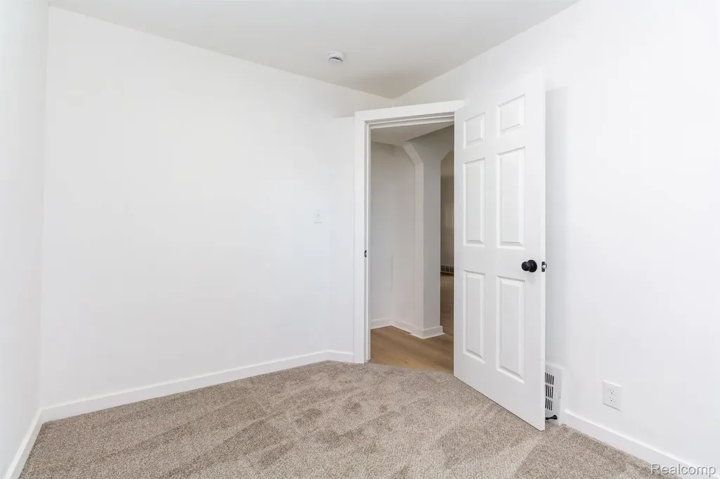 7641 Westminster Avenue Warren City MI 48091
