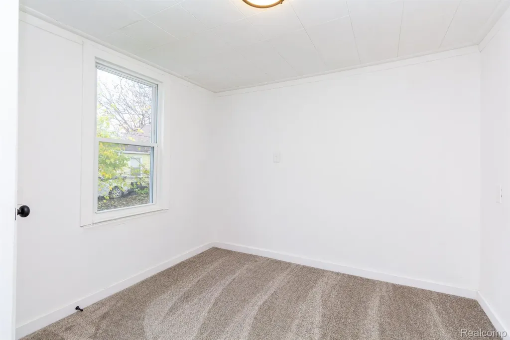 7641 Westminster Avenue Warren City MI 48091