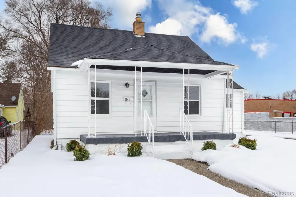 7641 Westminster Avenue Warren City MI 48091