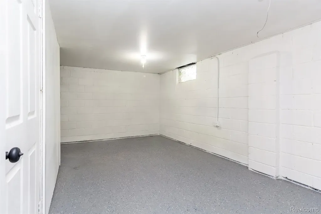 7641 Westminster Avenue Warren City MI 48091