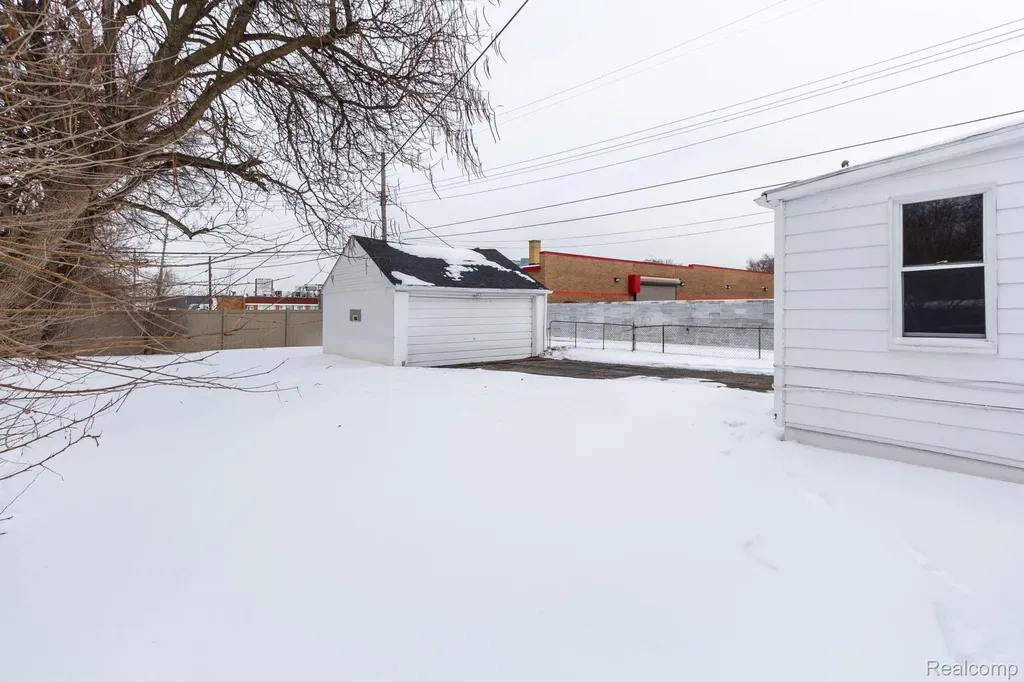 7641 Westminster Avenue Warren City MI 48091