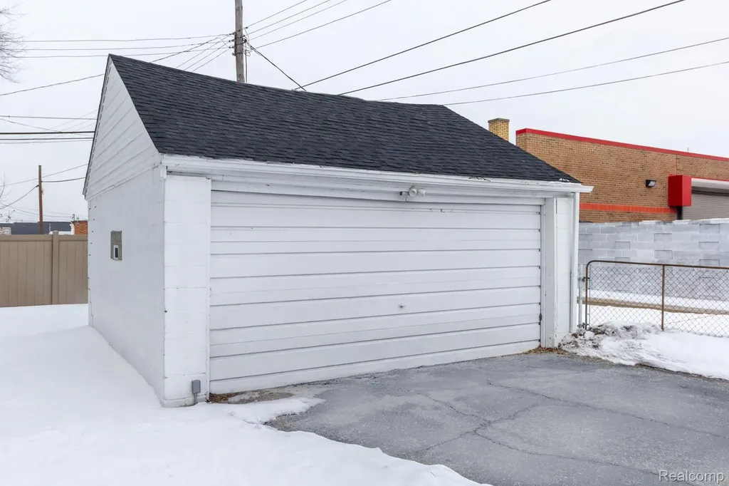 7641 Westminster Avenue Warren City MI 48091