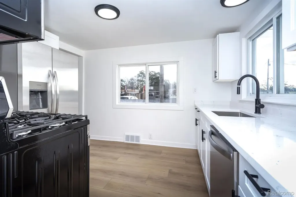 7641 Westminster Avenue Warren City MI 48091