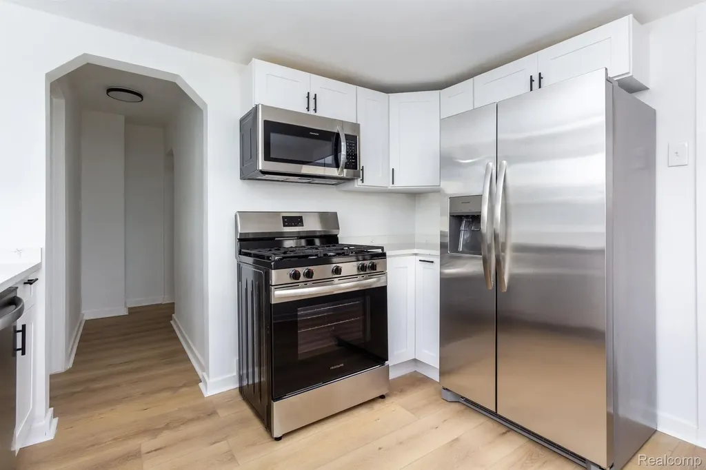 7641 Westminster Avenue Warren City MI 48091