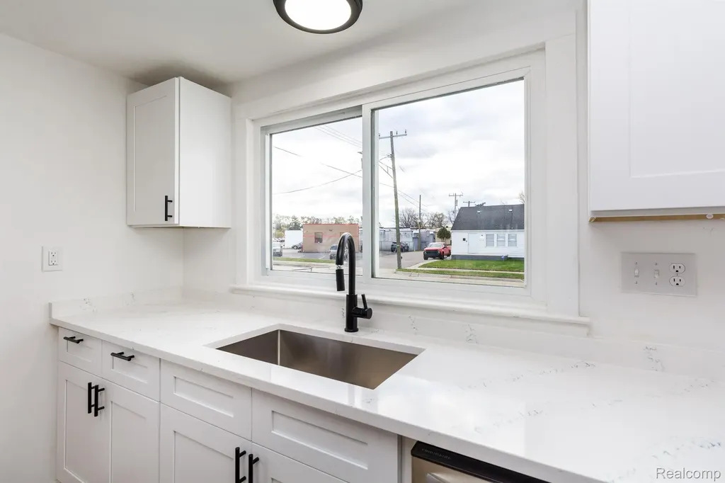 7641 Westminster Avenue Warren City MI 48091