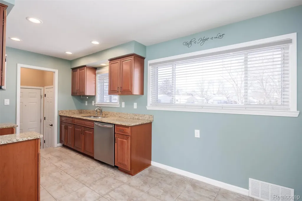 36610 Tessens Drive Clinton Charter Township MI 48035