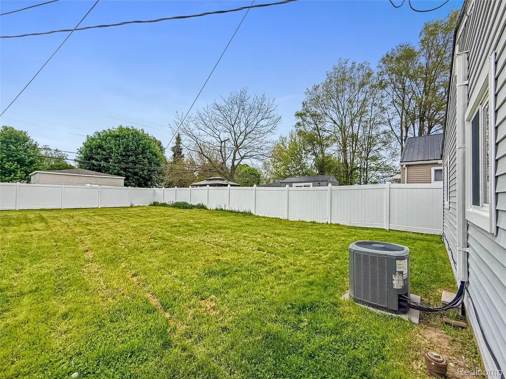7912 Pine Street Taylor City MI 48180