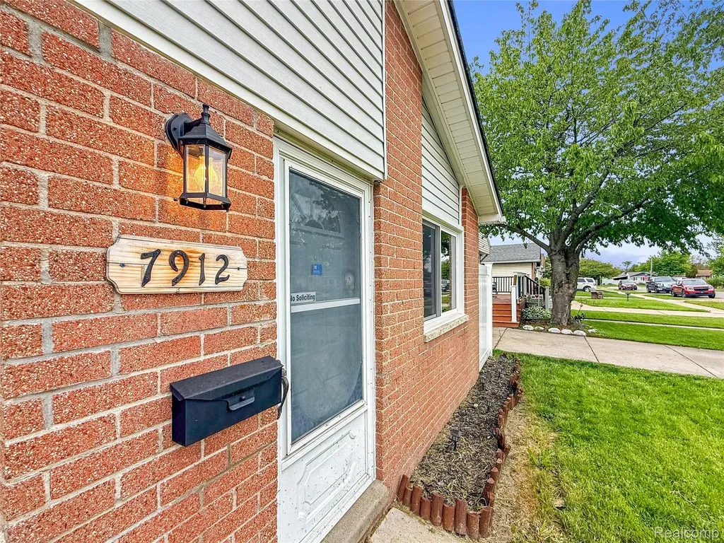 7912 Pine Street Taylor City MI 48180