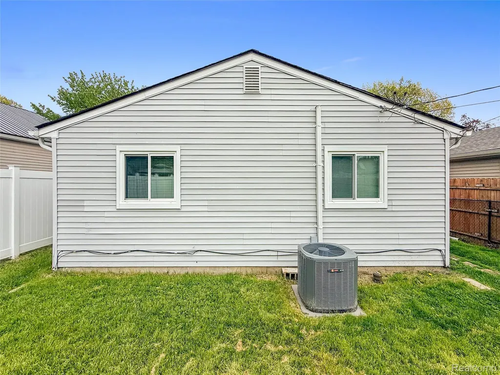 7912 Pine Street Taylor City MI 48180
