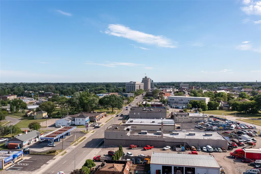 209 Northbound Gratiot Avenue Mt. Clemens City MI 48043