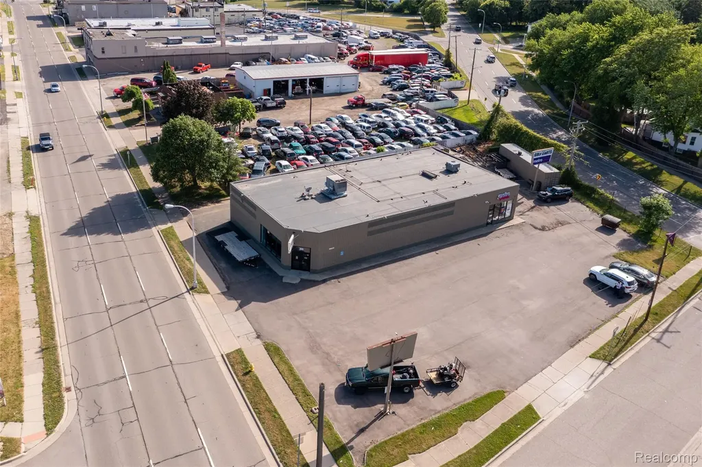 209 Northbound Gratiot Avenue Mt. Clemens City MI 48043