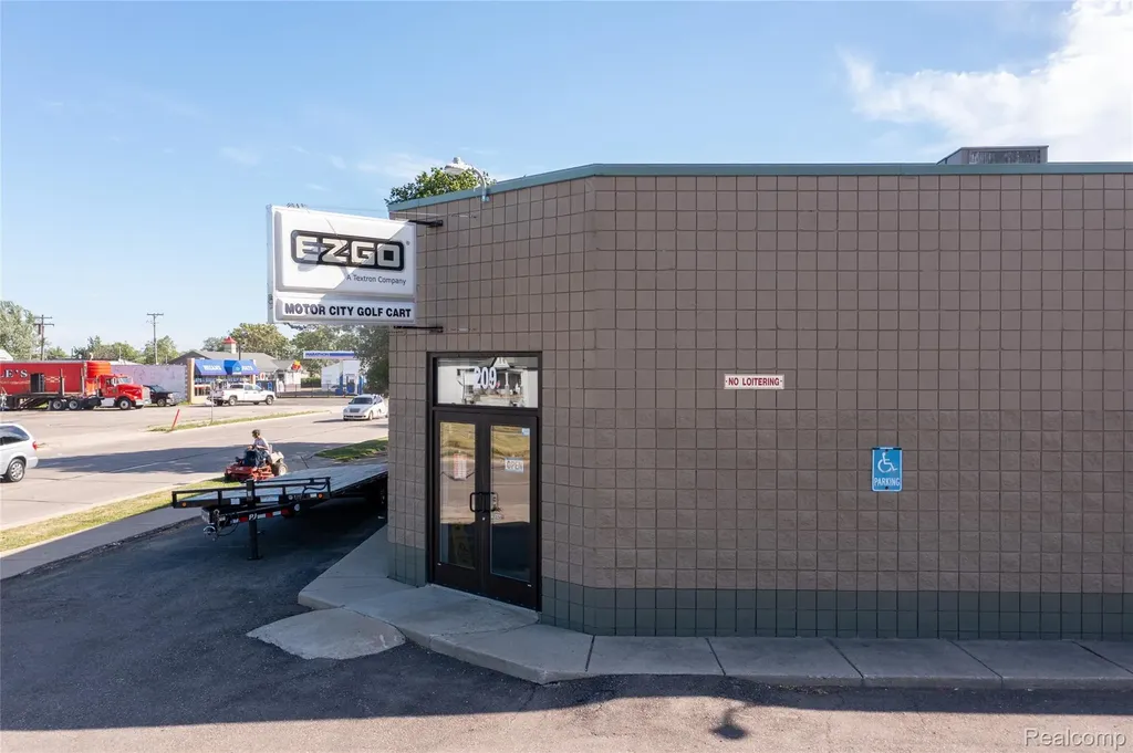 209 Northbound Gratiot Avenue Mt. Clemens City MI 48043