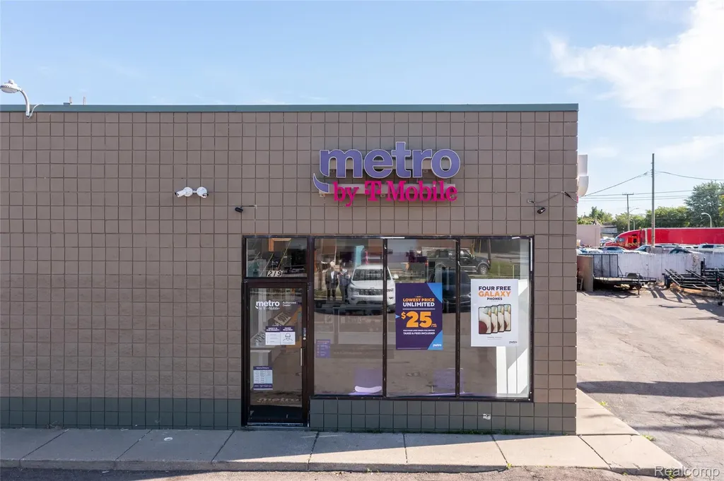 209 Northbound Gratiot Avenue Mt. Clemens City MI 48043