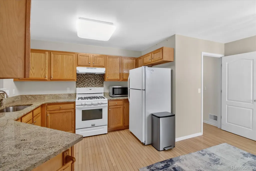 606 Shady Maple Drive Wixom City MI 48393