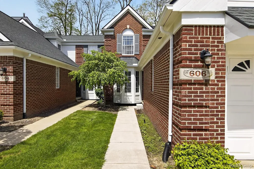 606 Shady Maple Drive Wixom City MI 48393