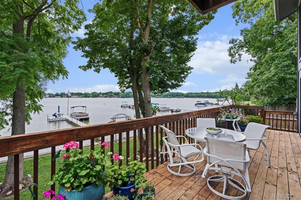 4616 Cass Elizabeth Road Waterford Charter Township MI 48328