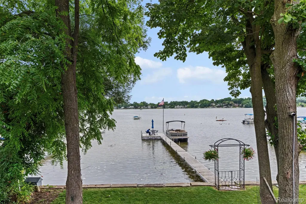 4616 Cass Elizabeth Road Waterford Charter Township MI 48328