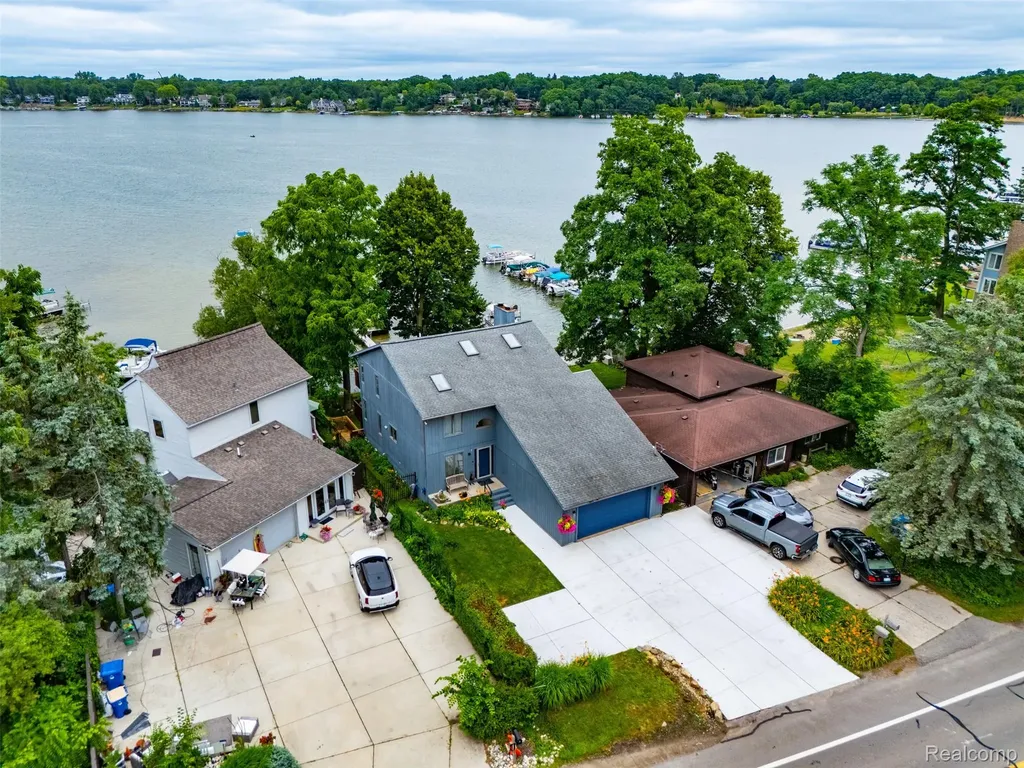 4616 Cass Elizabeth Road Waterford Charter Township MI 48328