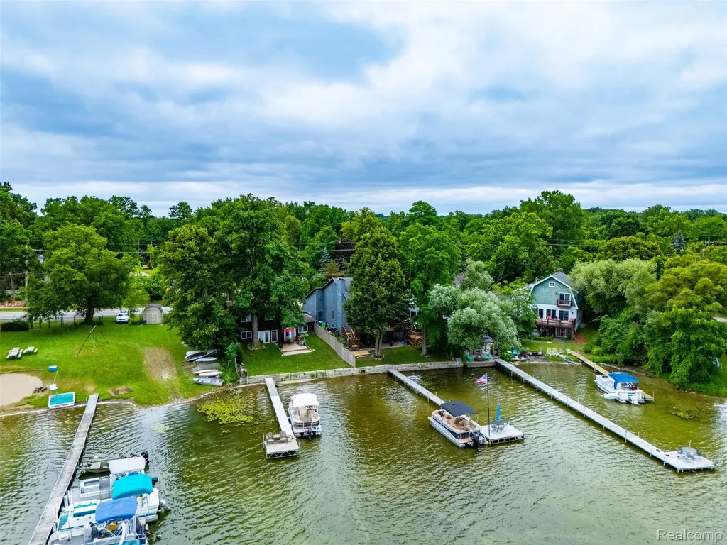 4616 Cass Elizabeth Road Waterford Charter Township MI 48328