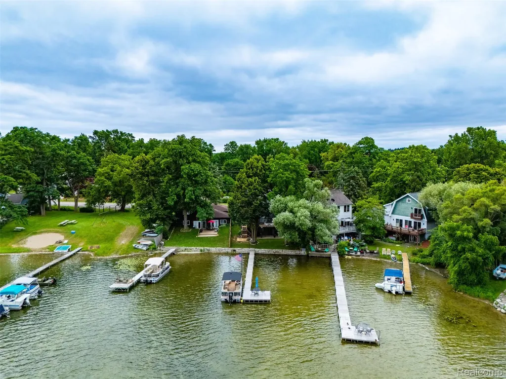 4616 Cass Elizabeth Road Waterford Charter Township MI 48328