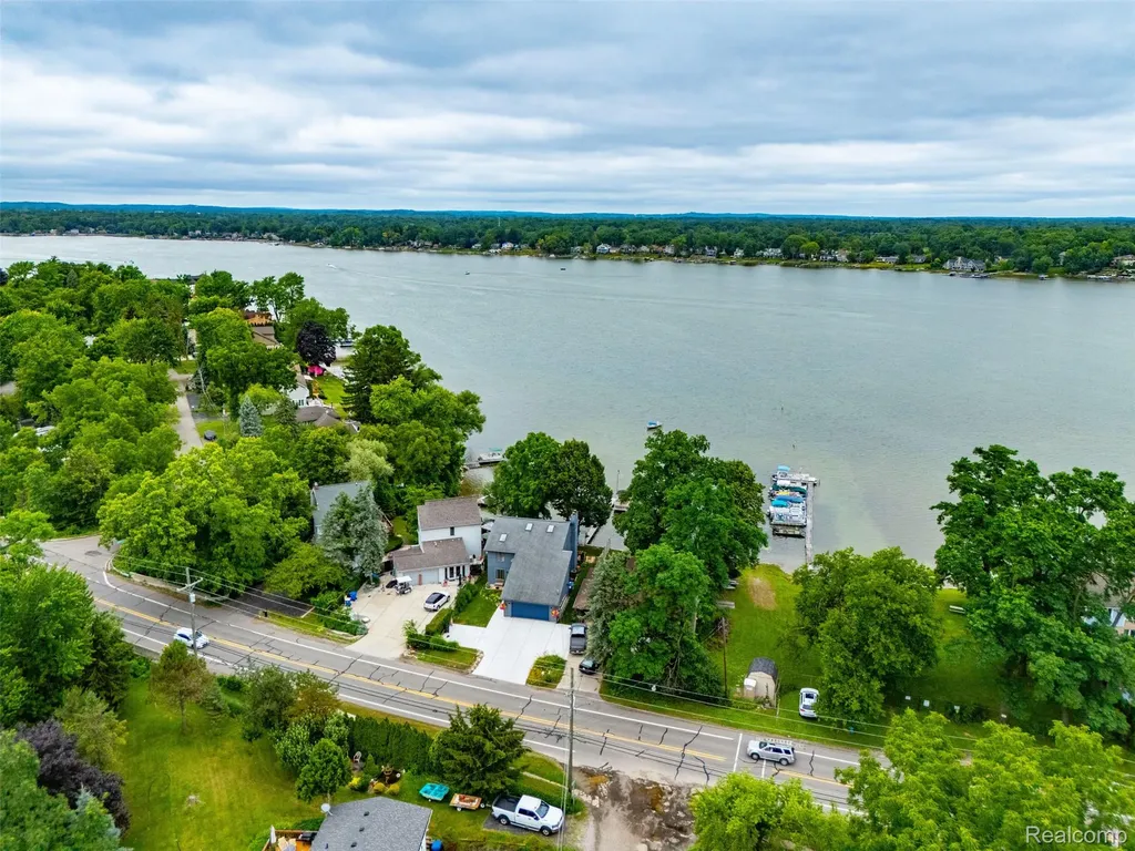 4616 Cass Elizabeth Road Waterford Charter Township MI 48328