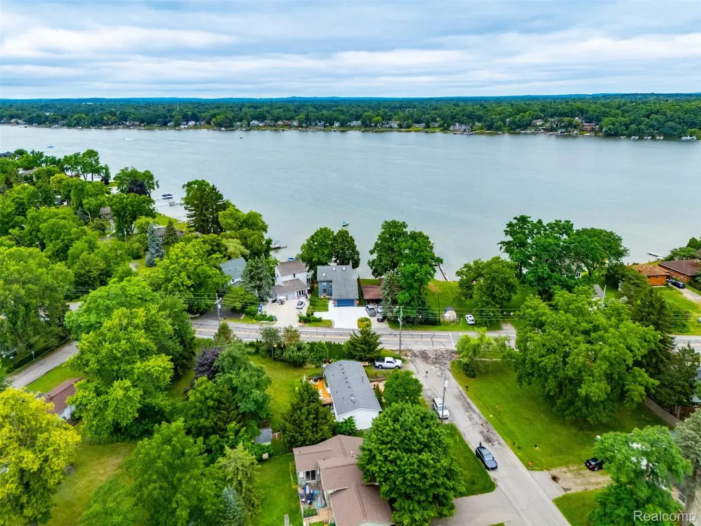 4616 Cass Elizabeth Road Waterford Charter Township MI 48328