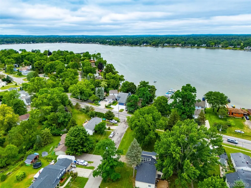 4616 Cass Elizabeth Road Waterford Charter Township MI 48328