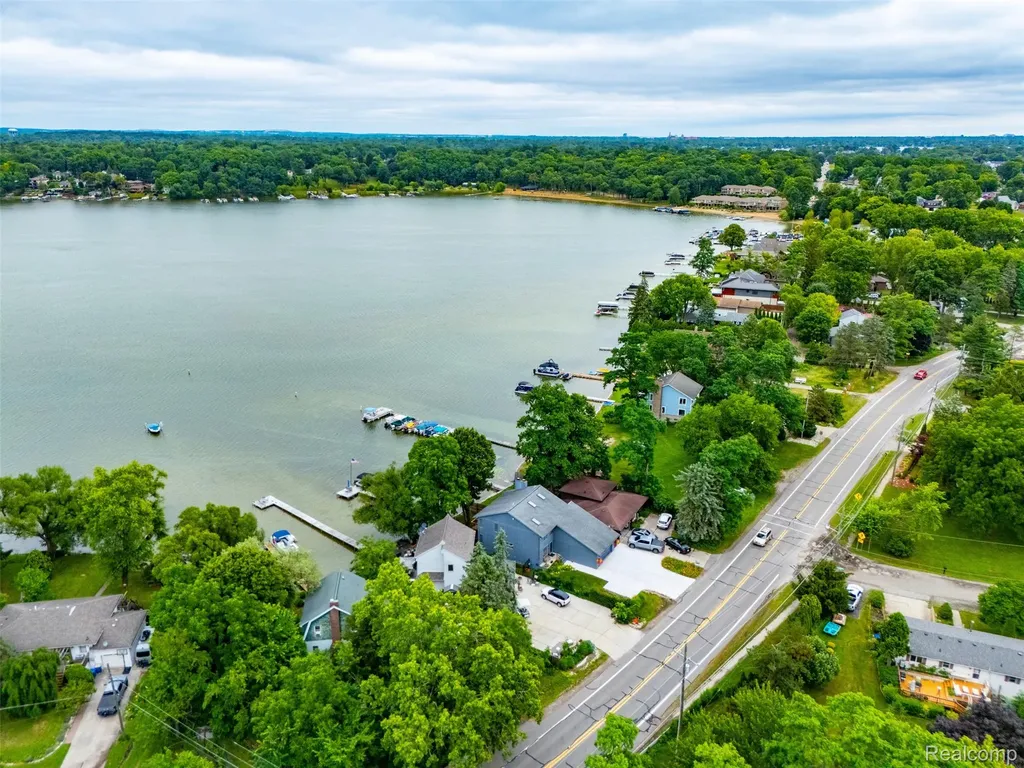 4616 Cass Elizabeth Road Waterford Charter Township MI 48328