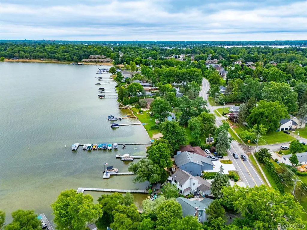 4616 Cass Elizabeth Road Waterford Charter Township MI 48328