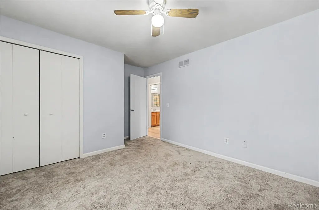30606 Oakridge Manor Drive Roseville City MI 48066