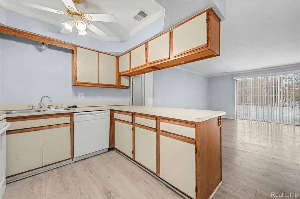 30606 Oakridge Manor Drive Roseville City MI 48066