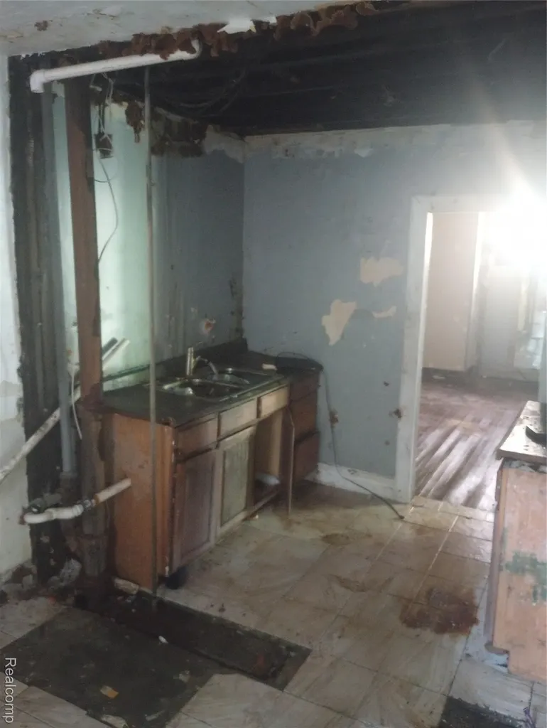 8481 E Outer Drive Detroit City MI 48213