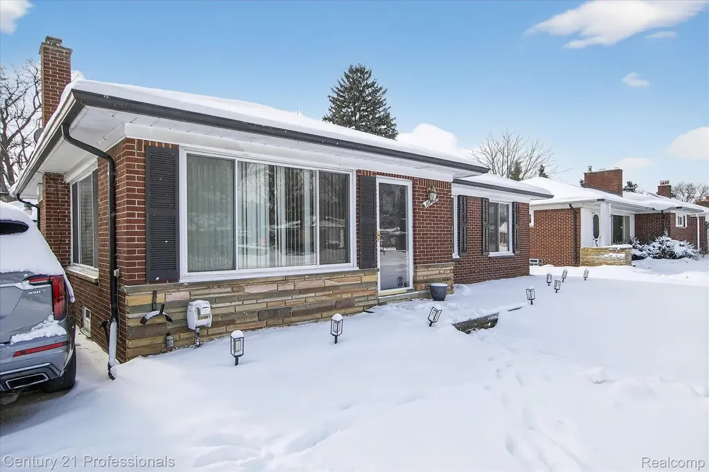 16786 Sprenger Avenue Eastpointe City MI 48021