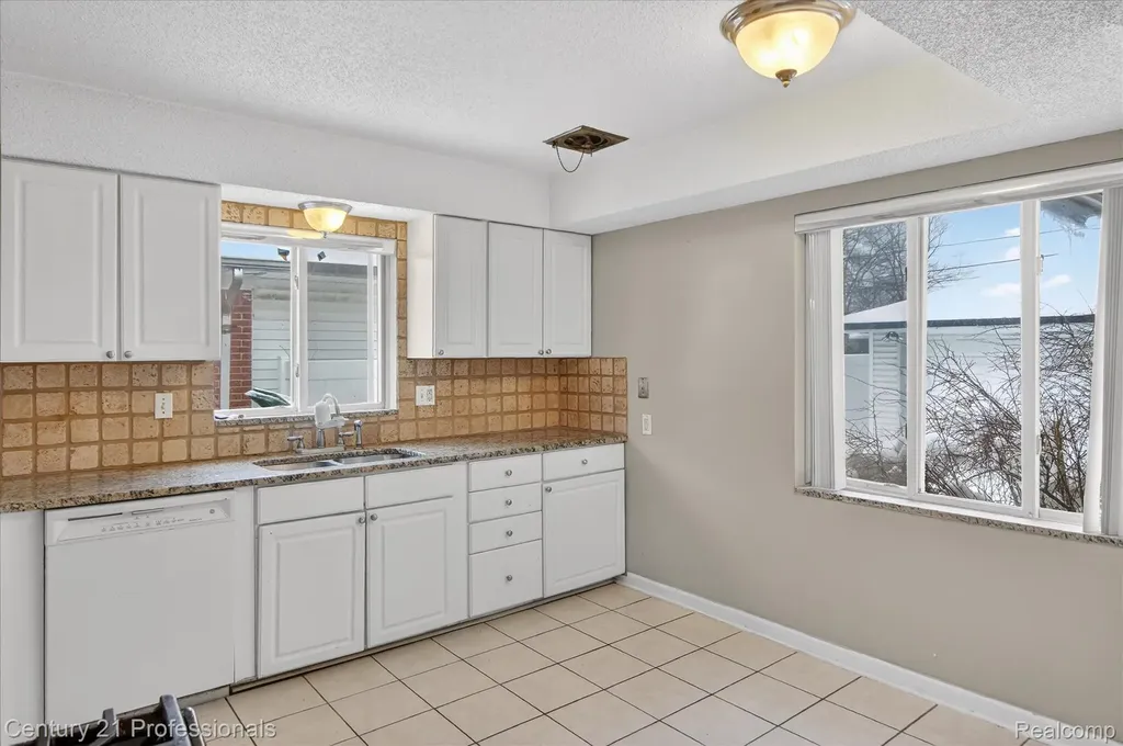 16786 Sprenger Avenue Eastpointe City MI 48021