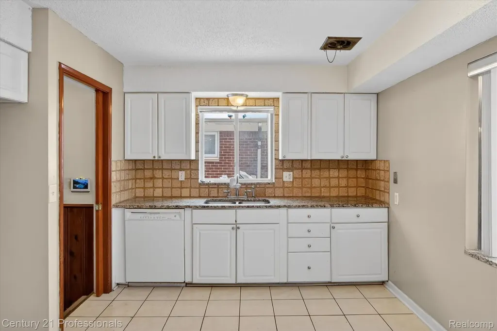 16786 Sprenger Avenue Eastpointe City MI 48021