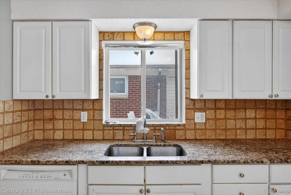 16786 Sprenger Avenue Eastpointe City MI 48021