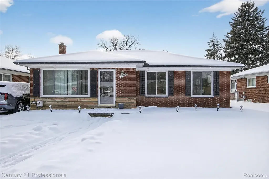 16786 Sprenger Avenue Eastpointe City MI 48021