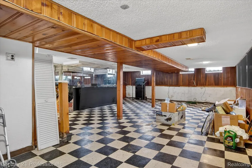 16786 Sprenger Avenue Eastpointe City MI 48021