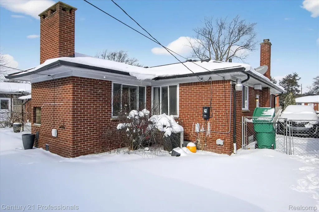 16786 Sprenger Avenue Eastpointe City MI 48021