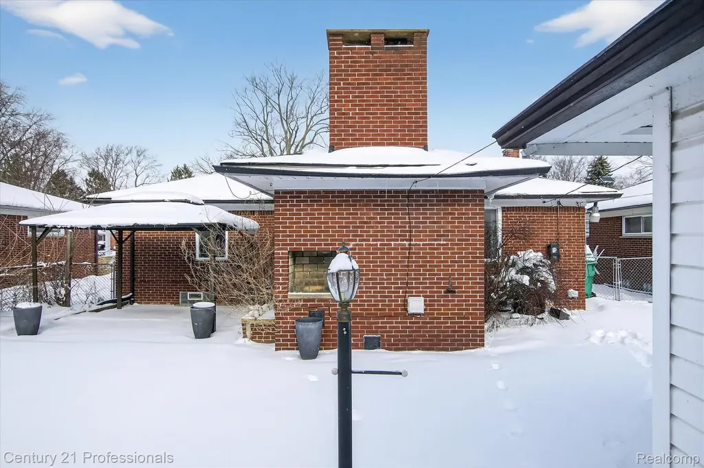 16786 Sprenger Avenue Eastpointe City MI 48021