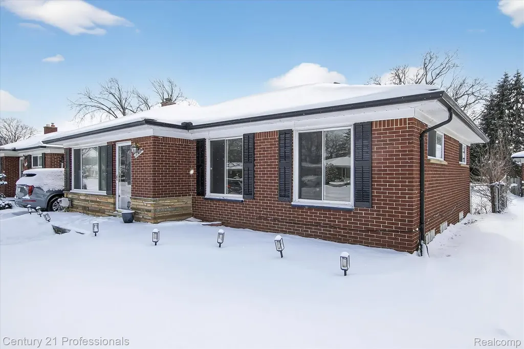 16786 Sprenger Avenue Eastpointe City MI 48021